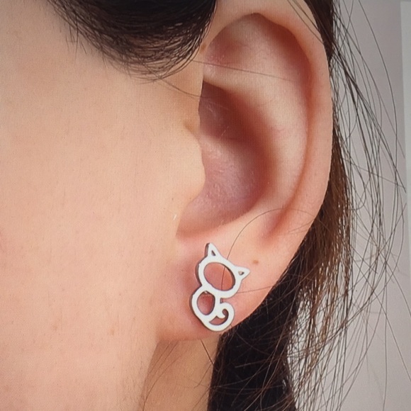 Host Pick x 4 🔥🔥🔥🔥 Adorable gold cat earrings - Picture 3 of 5